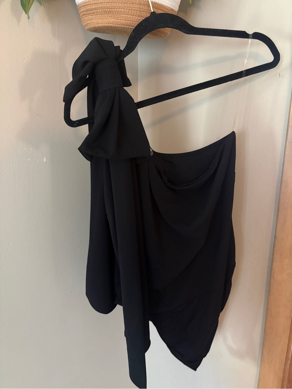 ARULA Black One-Shoulder Bow Bodysuit